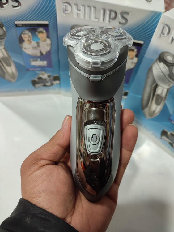 خرید آنلاین ریش تراش حرفەای فیلیپس اصل هلند مدل: 7390